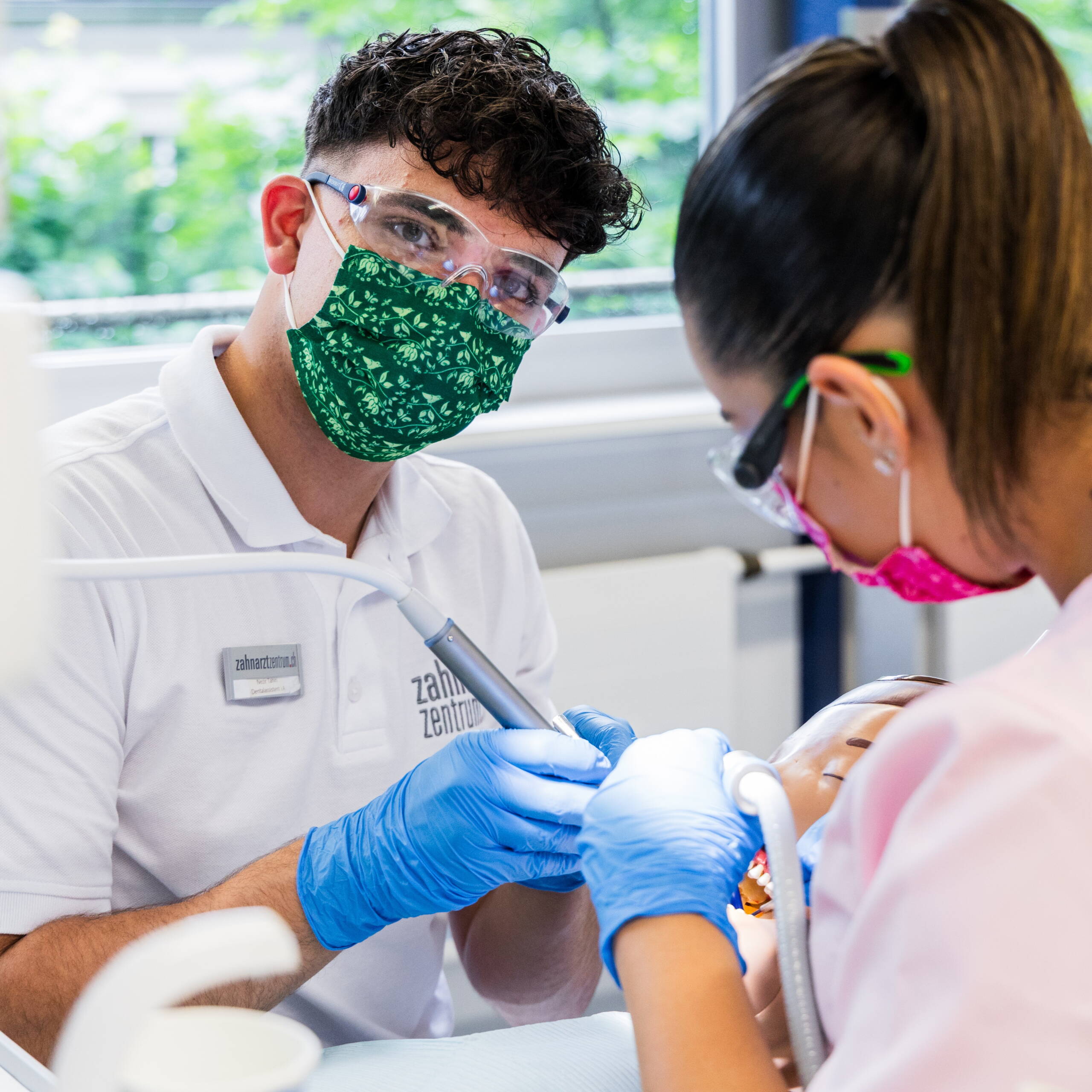 Dentalassistentin, Dentalassistent Dentalassistent bei einer Behandlung